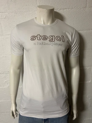 T-shirt från STEGOL i storlek XL. - Helt ny T-shirt från STEGOL. Storlek XL, men tycker den är som L/XL. Fina detaljer.
