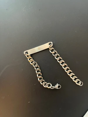 Silverarmband med graverat D från Trendhim - Jag beställde ett armband men råkade få fel gravering så jag säljer ett splitternytt armband perfekt till julklapp. Armbandet kommer i en liten presentbox. Org pris 300+200 gravyr. Kedjan är 17-18 cm 