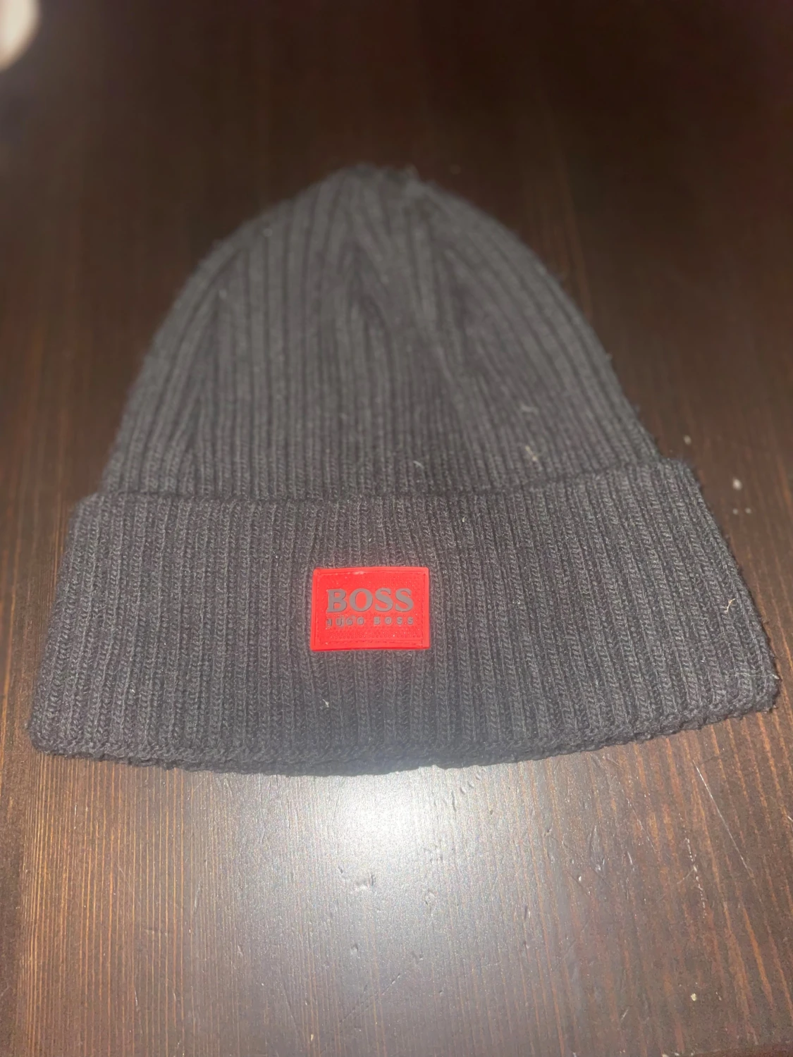 Svart ribbad mössa från Hugo Boss