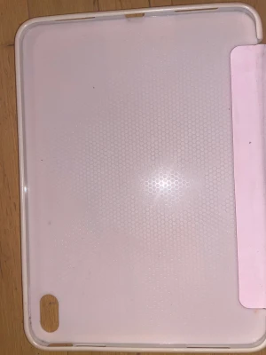 iPad skal- iPad 10:e gen 10.9 tum 2022 (rätt så säker) - Rosa iPad skal lite smutsigt men kan nog gå att tvätta bort. Från shein.