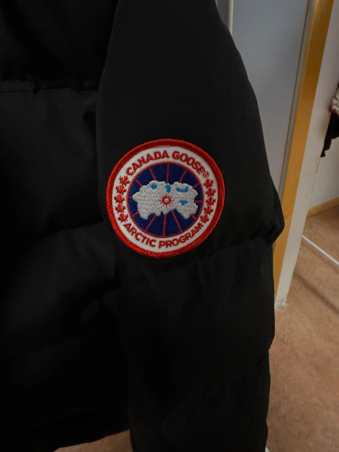 Svart pufferjacka från Canada Goose - 1