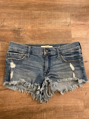 Blå jeansshorts Abercrombie & Fitch - Snygga Low waist jeansshorts från Abercrombie & Fitch, storlek w26/xs/s🩷🩷