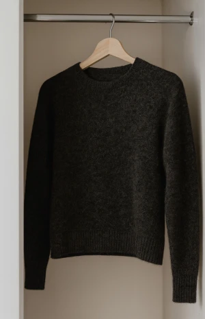 Mörkgrå stickad tröja - Säljer en mörkgrå stickad tröja med rund hals och långa ärmar. Tröjan har ribbade muddar vid ärmslut och nederkant, vilket ger en schysst passform. Priset kan diskuteras!!!