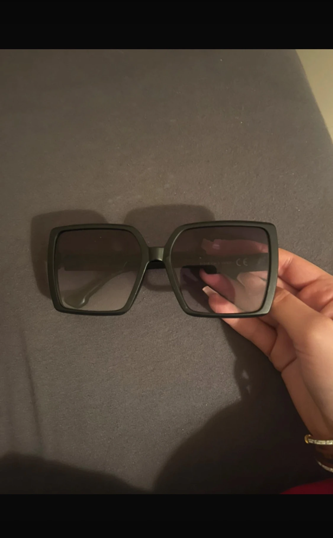 Svarta fyrkantiga solglasögon med gulddetalj - 2