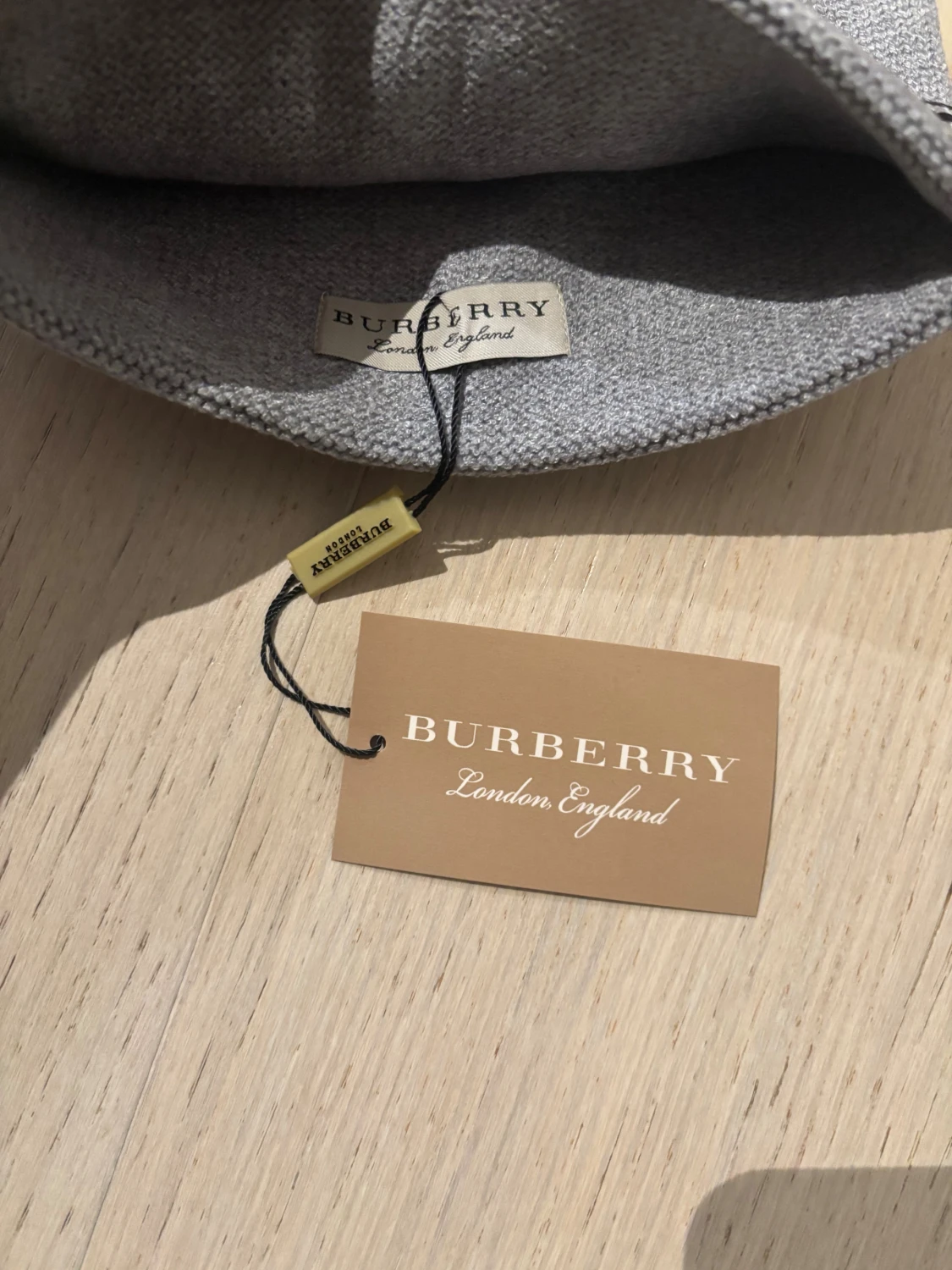 Grå Burberry mössa  - 2