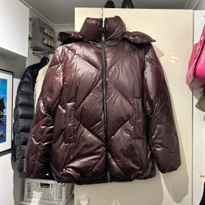 Massimo Dutti jacka - Vinröd / burgundy dunjacka från Massimo Dutti. Storlek S. Endast använd lite förra vintern. Jättebra skick! Så snygg passform.❣️  #pufferjacket #puffer #massimodutti #brown #green #black #massimoduttijacket #jacka #puffer #dun #äktadun #vinterjacka #burgundy