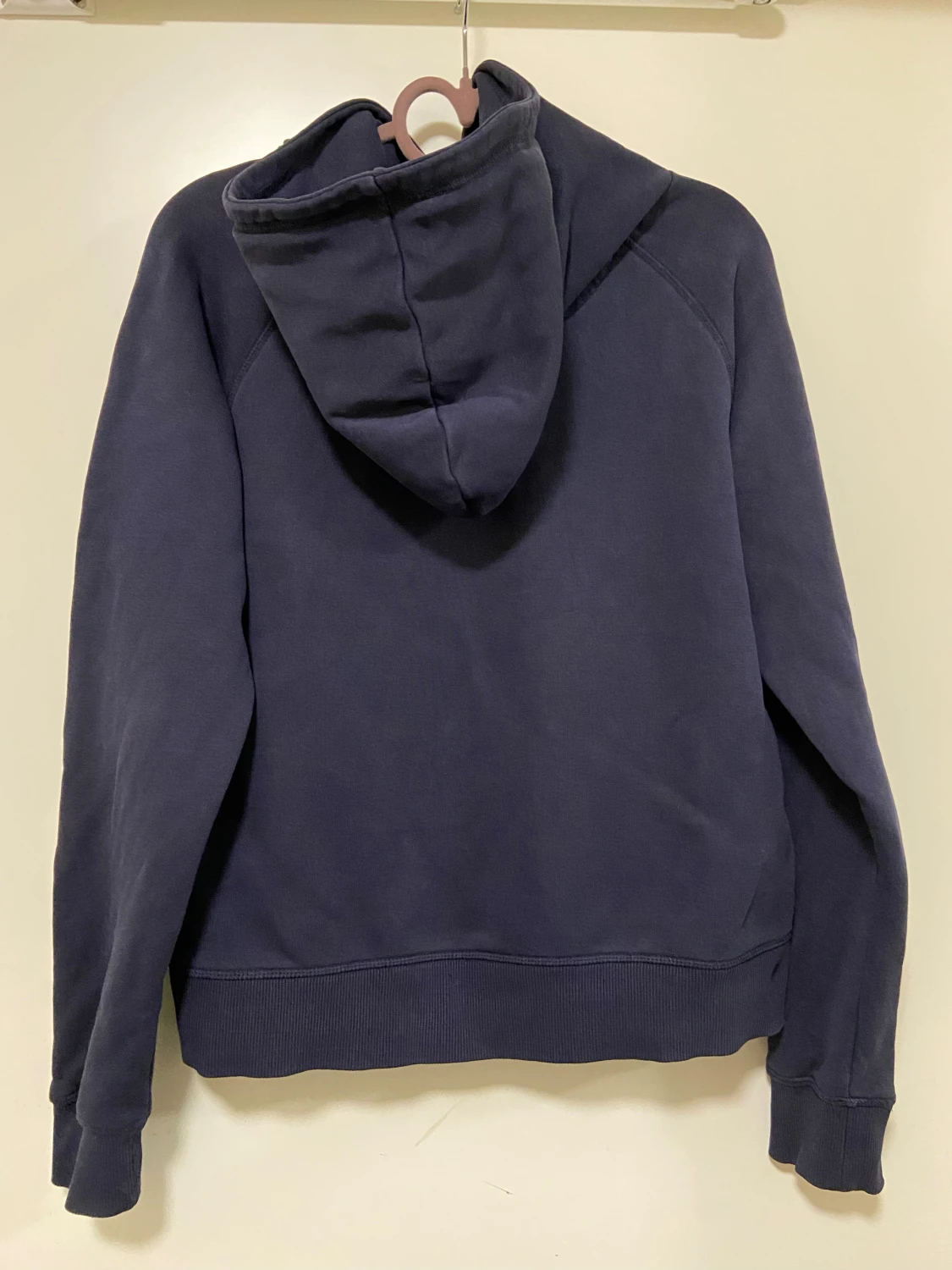 Mörkblå hoodie från GANT - 1