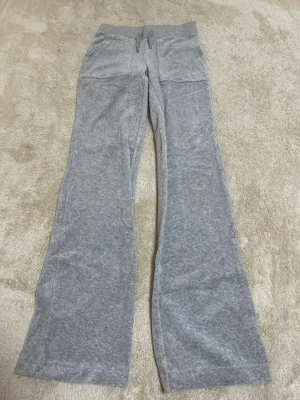 Grå mjukisbyxor Juicy Couture XXS - Juicy Couture track pant som ny använt 1 gång ny pris 1200kr ingen diskussion om priset, priset är redan väldigt lågt och de e som sagt som nya
