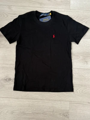 Svart T-shirt - Säljer en snygg t-shiet i storlek S för ett rimligt pris. Helt oanvänd och helt galen kvalité. Kom dm för frågor😁