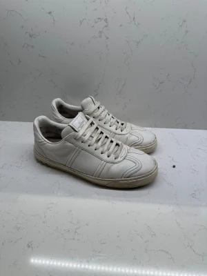 Valentino Flycrews - Vita valentino flycrews i storlek 43 1/2.        Skick: 6/10. Kan bli 8/10 med en tvätt och bättring lite bättring av färgen. Perfekta inför vintern. Vänster sko har kvar alla nitar men höger saknar 2 nitar, men 1 helt ny nit medföljer. 1449 kr!! Kan gå ner till 1200 vid snabb affär! Inget annat og medföljer- lite därav priset också!