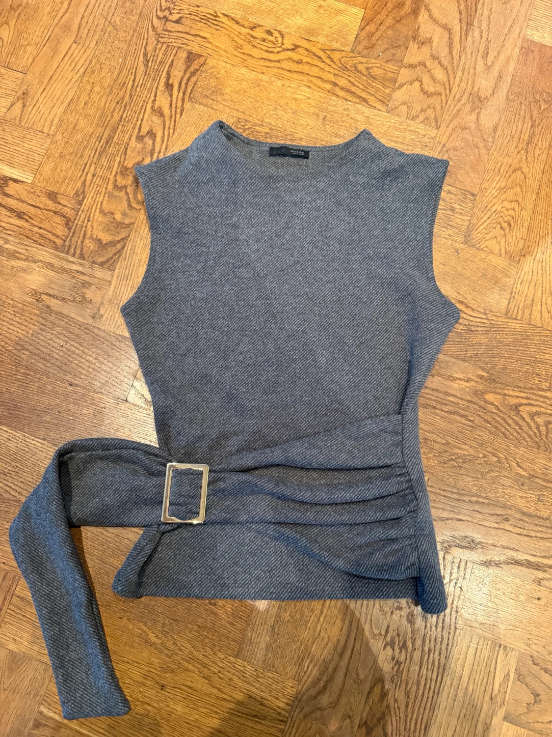 Grå ärmlös topp med bälte
