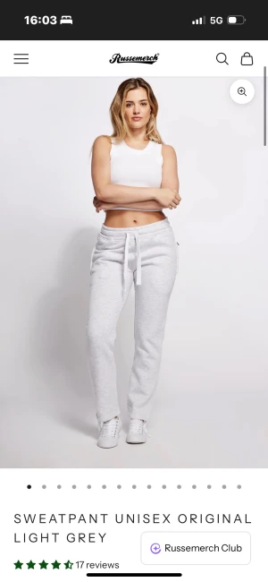 Ljusgrå mjukisbyxor från Russermerch - Ljusgrå unisex mjukisbyxor med dragsko i midjan och snörning vid benslut. Byxorna har raka ben, sidofickor med dragkedja och en bakficka. Tillverkade i mjuk bomullsmix för maximal komfort och chill vibe. Använda en gång.