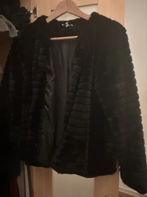 Pälsjacka  - Pälsjacka, len och mjuk, inte använd, köpt på sellpy😁