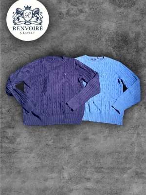 2 för 1 deal på kabelstickade tröjor - Två kabelstickade tröjor från Gant i snygga blå toner, en mörkblå och en ljusblå. Storlek 164 men passar XS perfekt nu inför vintern!