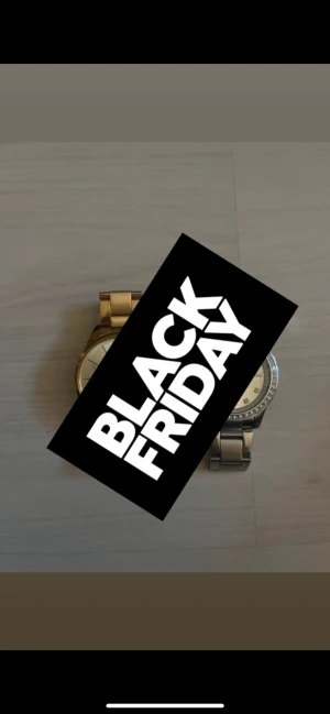 Guld & Silver Klocka - Säljer två snygga klockor från Regal. Den ena är helguld med minimalistisk urtavla och länkarmband, den andra är silvrig med glittrande stenar runt boetten och länkarmband. Båda har klassisk rund form och passar dig som gillar stilren design.