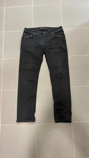 Jacob Cohen Jeans - Säljer dessa riktigt feta Jacob Cohen jeans i denna fina blåa färgen‼️‼️‼️Jeansen är i storlek 32✅OBS! Jeansen har ett litet hål i högra fickan men det går fortfarande att lägga saker i så inget större problem✅Pris kan diskuteras✅Hör gärna av er om ni har, frågor eller funderingar🤗✅