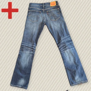 Levis 527 Bootcut  - Riktiga snygga Bootcut Levis i modellen 527! Storlek: 32/34. Liten färgfläck på ena bakfickan. Skriv om du har frågor!  Mått: Midja – 41 cm, Lår – 28 cm, Innersöm – 86 cm, Yttersöm – 111 cm, Benöppning – 22,5 cm