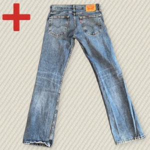 Levis 527 Bootcut  - Riktiga snygga Bootcut Levis i modellen 527! Storlek: 32/34. Skriv om du har frågor!  Mått: Midja – 41 cm, Lår – 28 cm, Innersöm – 85 cm, Yttersöm – 107 cm, Benöppning – 21 cm