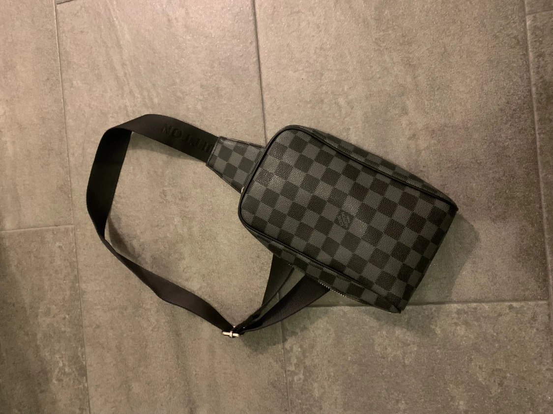 Svart rutig axelväska Louis Vuitton