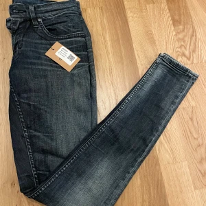Tiger of sweden - Säljer ett par jeans från tiger of Sweden i mörkblå. Storlek 28/32 ny pris 1499