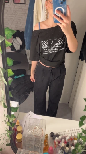 Svarta midrise kostym byxor - Säljer ett par svarta kostymbyxor med medel midja och wide fit. Byxorna har en avslappnad passform och är perfekta för dig som gillar en chill och trendig stil. Materialet känns mjukt och skönt mot huden, och de har klassiska fickor framtill.