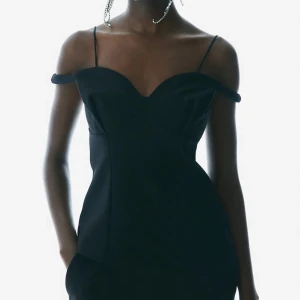 Off shoulder topp - Superfin off shoulder topp perfekt till fest! Aldrig använd lappar kvar💞köpt för 429 kr pris kan diskuteras!