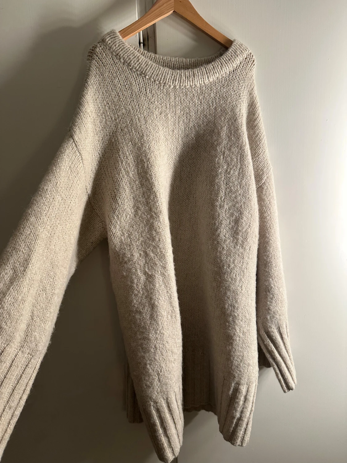 Beige stickad tröja från Lindex