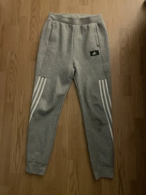 Adidas byxor - Riktigt snygga adidas byxor. Nästan aldrig använda. Storlek 164 men kan även passa xs
