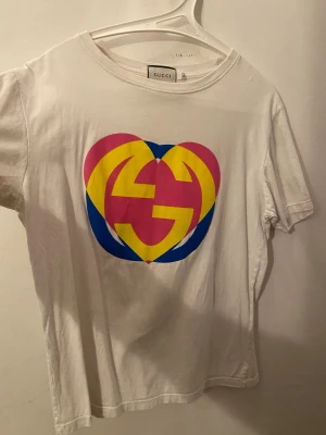  t-shirt med färgglatt hjärtmotiv - En jätte fin tröja 