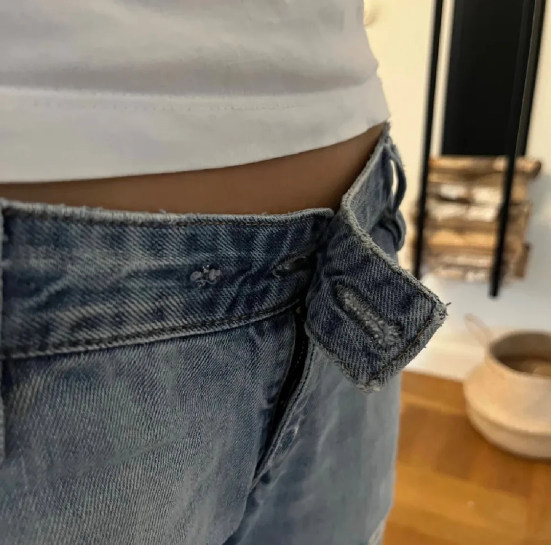 Ljusblå bootcut jeans med slitningar  - 2
