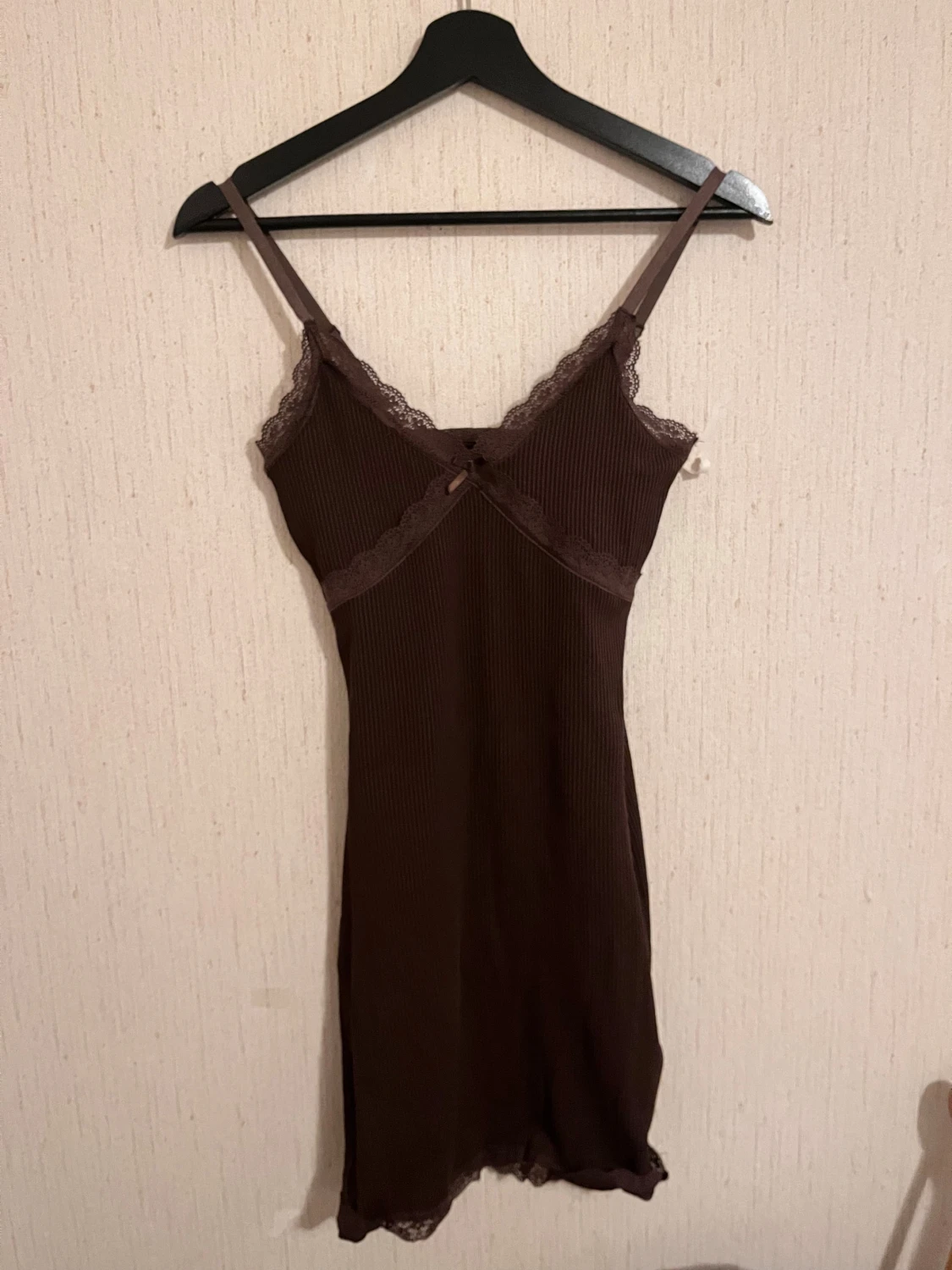 Brun ribbad spetsklänning med rosett