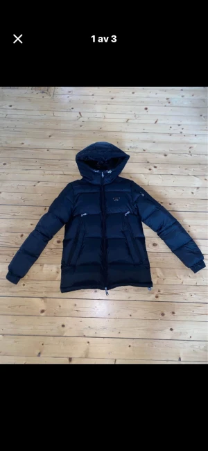 Alessandro zavetti vinterjacka - Märket är alessandro zavetti och är endast provad jag säljer pågrund av att jag ej använder den. Jackan är i storlek XS och kan fraktas. Tar även emot bud på den vid snabb affär. Vid mer bilder skriv gärna 