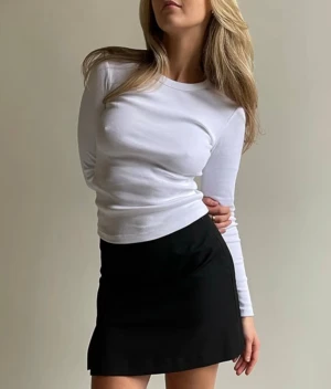 Daily Long Sleeve Top Ribbed White Djerf Avenue - Säljer en klassisk vit långärmad tröja från Djerf Avenue. Tröjan är ribbad, har rund halsringning och är tillverkad i mjuk bomull. Perfekt basplagg med tight passform som funkar året runt. Enkel och stilren design som är lätt att matcha.