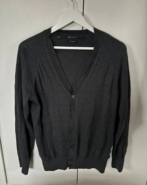 Tiger of Sweden kofta - Sjukt snygg grå populär tiger of Sweden kofta i storlek L säljes! Grym passform och inga hål eller fläckar av högsta kvalite.