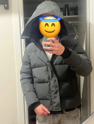 Mörkgrå pufferjacka med huva - Grå Canadá Goose