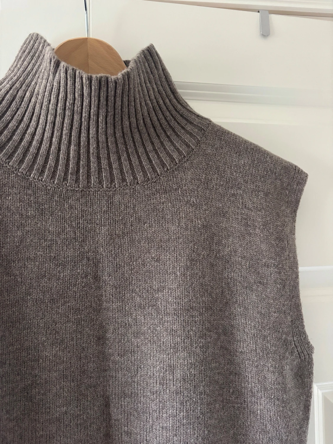 Beige stickad väst från Wera - 1