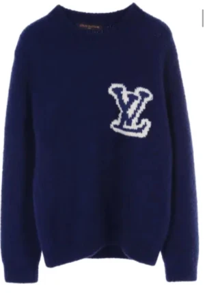 Marinblå stickad tröja Louis Vuitton - Snygg marinblå stickad tröja från Louis Vuitton med stort vitt LV-logo på. Köpte den på farfetch söker ett bra pris inte för lågt heller pris går att diskuteras