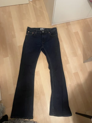 Mörkblå bootcut jeans  - Mörkblå jeans från 157 i storlek L med full längd men små i storleken. Jeansen är bara använda en gång och köptes för 300kr. Modellen heter low bot