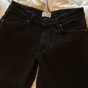 Svarta jeans från Neuw Stockholm - Snygga svarta jeans från Neuw Stockholm med raka ben. Jeansen har en normal passform och är tillverkade i slitstarkt denimtyg. Perfekt för dig som gillar stilrena och tidlösa plagg. Köpta för 1200. Säljer från 550, pris kan diskuteras.(dom blåa jeansen på bilderna är exakt samma modell fast en annan färg)