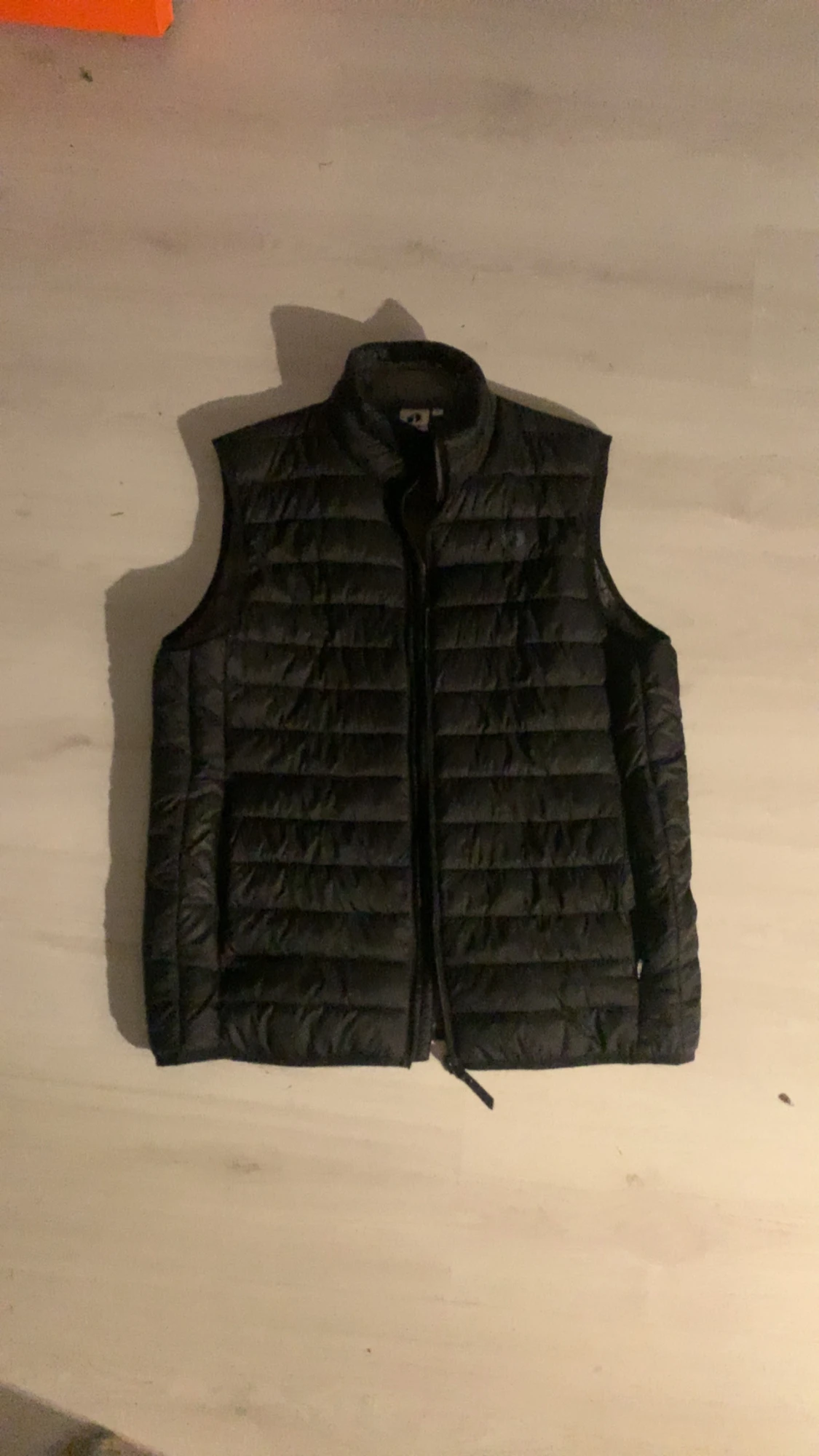 Svart dunväst med dragkedja från Hangten