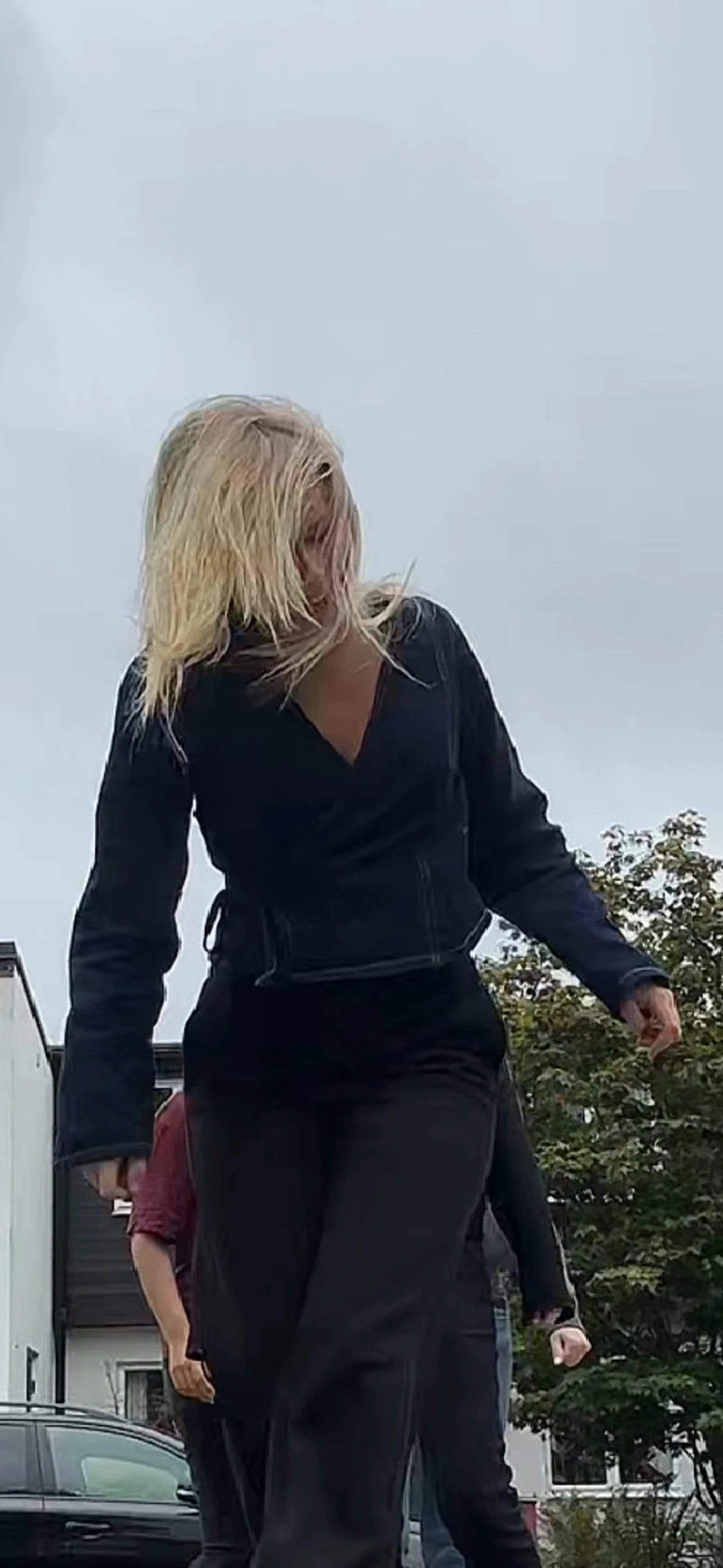 Mörkblå omlott jeansblus - 1