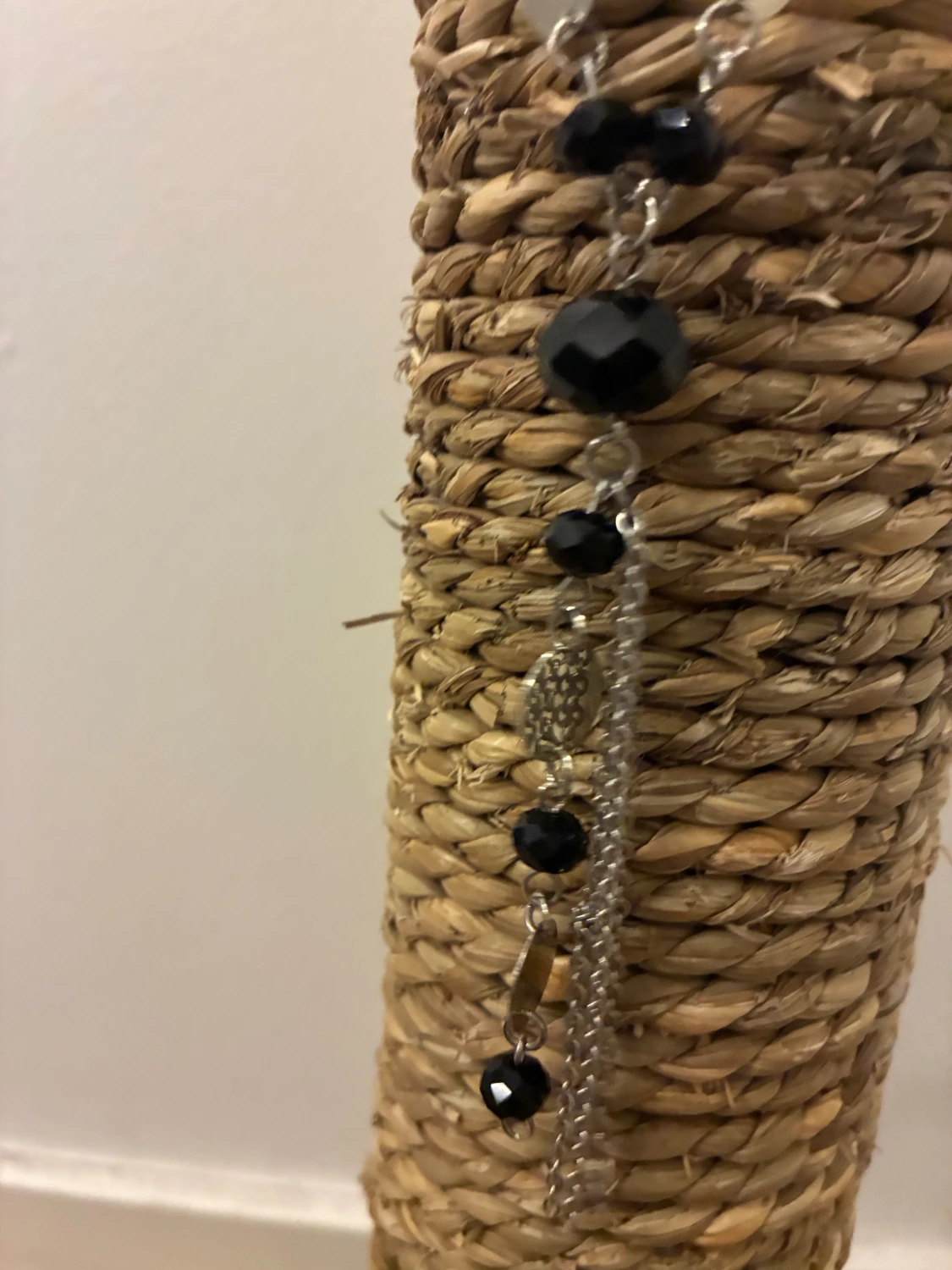 Silverfärgat halsband med svarta pärlor - 3