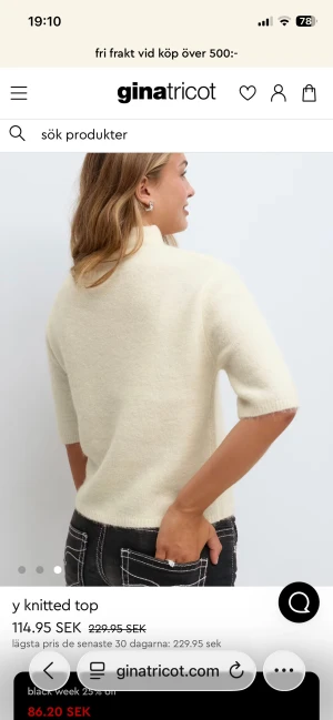 Stickad topp Gina tricot  - Mysig vit stickad polotopp med halvlång ärm och rak passform. Toppen har en högre krage och är tillverkad i ett mjukt material som ger en chill och stilren vibe. Perfekt att matcha med jeans eller kjol för en enkel men snygg look.