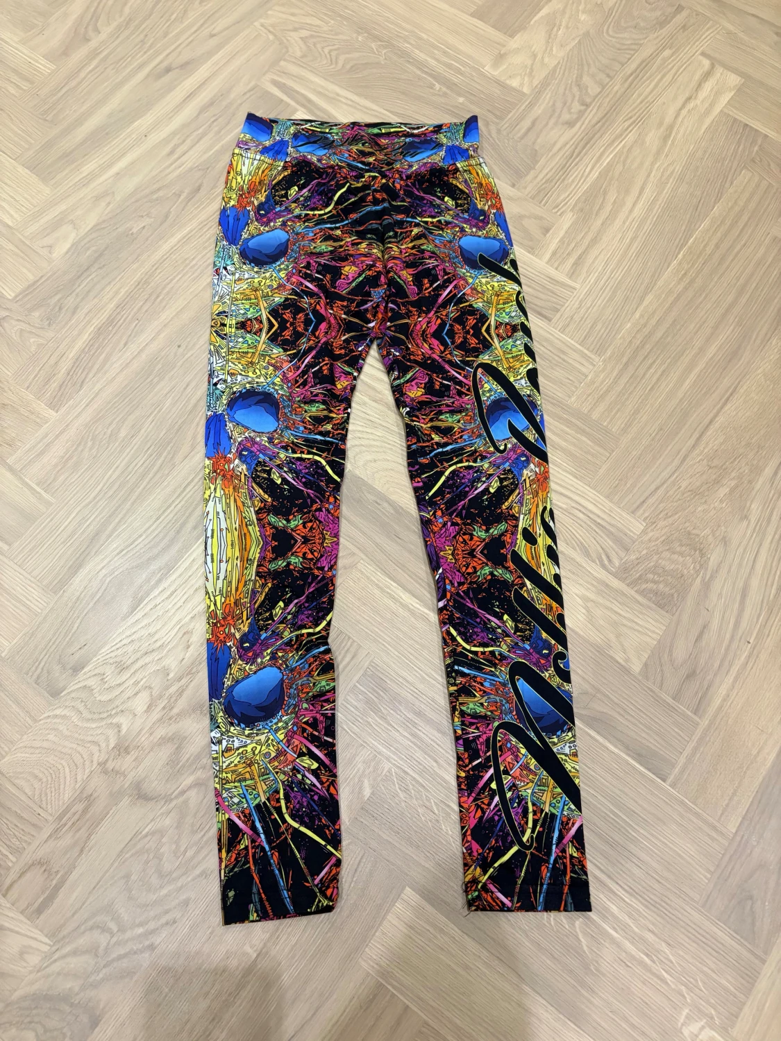 Färgglada leggings med grafiskt mönster