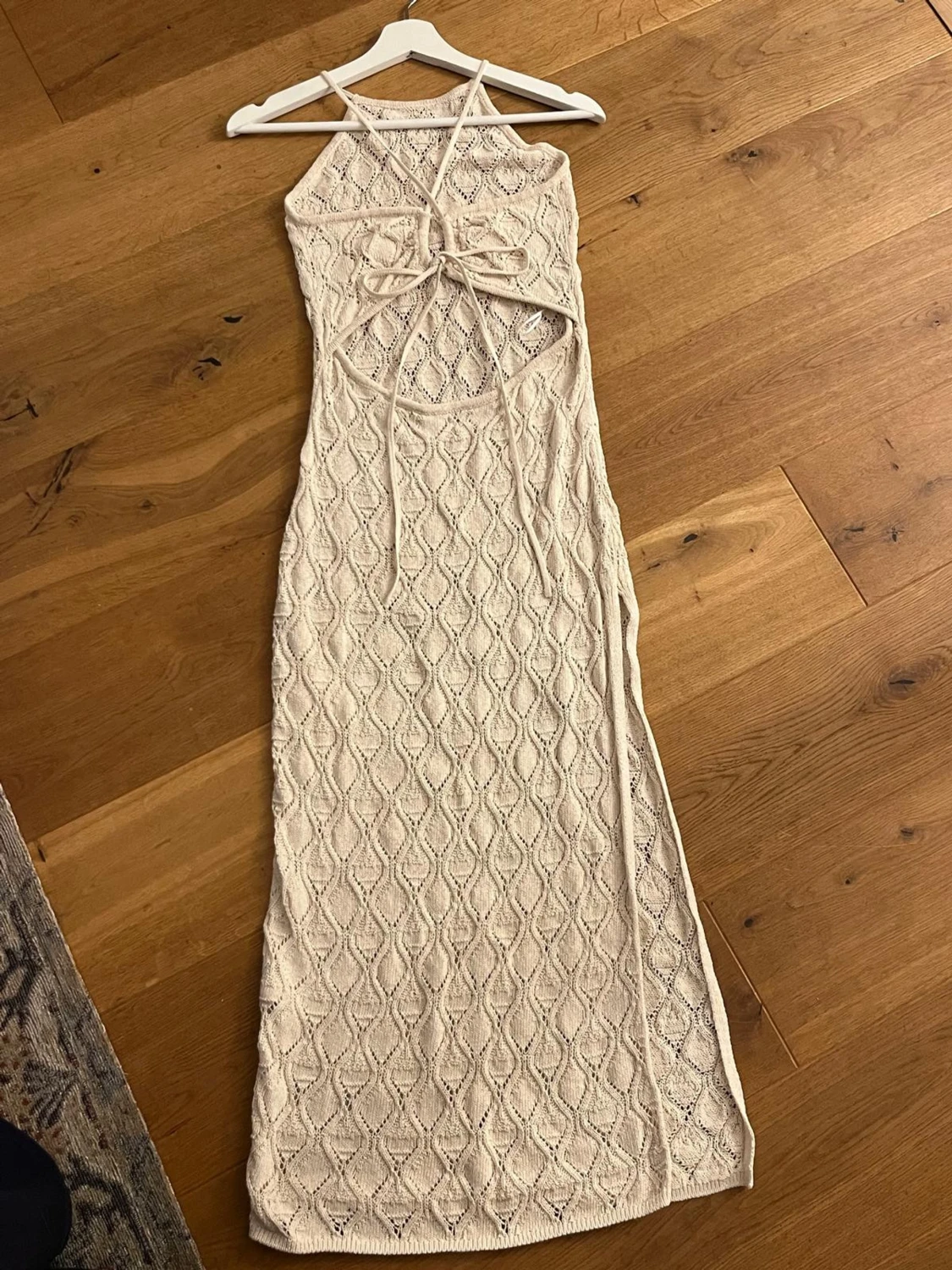 Beige stickad långklänning med snörning