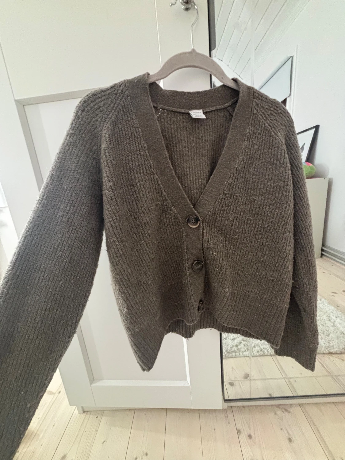 Brun stickad kofta med knappar - 1