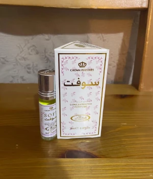 Crown Perfumes Soft 6ml - Smidig och koncentrerad parfymolja från Crown Perfumes. 6ml roll-on flaska, perfekt att ta med överallt. Snygg design och enkel att använda för dig som vill ha något unikt och praktiskt.