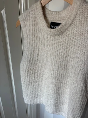 Beige stickad väst från Pieces - Bra skick, endast lite nopprig! Beige stickad väst från Pieces i storlek XS.  
