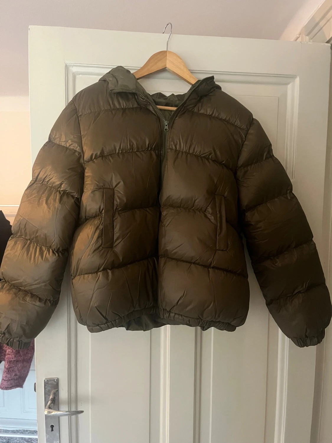Olivgrön pufferjacka med huva - 2