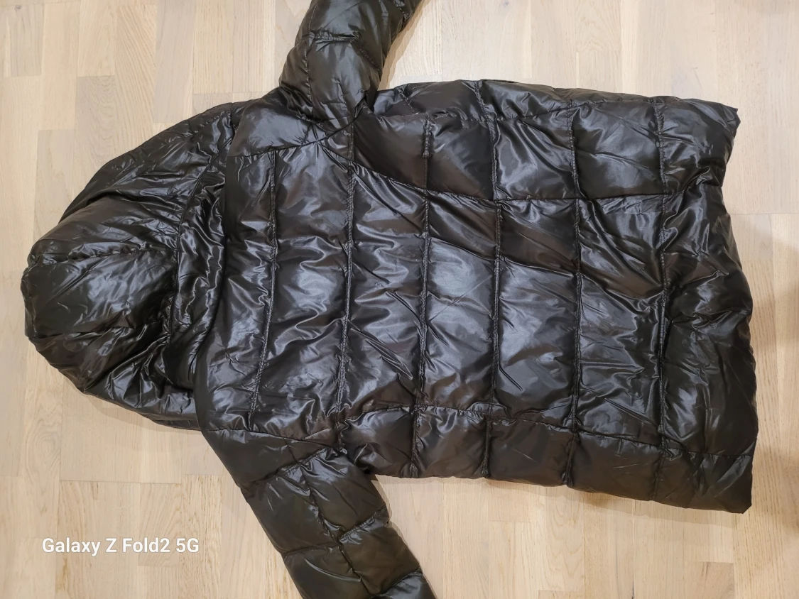 Svart dunjacka från Uniqlo med huva - 2